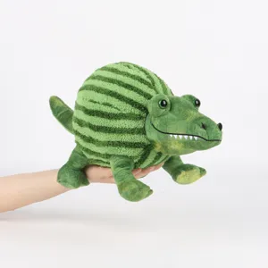 Dettaglio macro di un peluche creativo a forma di coccodrillo anguria verde in mano