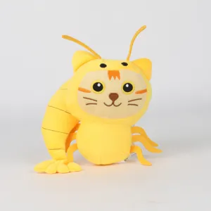 Vista dettagliata del simpatico peluche Sahur gatto-gamberetto giallo dal design originale.