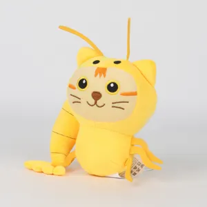 Vista dettagliata del peluche giallo Sahur con viso di gatto e corpo di gambero design