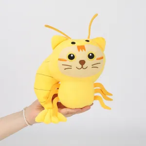 Dettaglio a mano della morbida consistenza del peluche gatto-gambero Sahur giallo