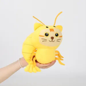 Dettaglio del peluche gatto-gamberetto Tung Tung Tung Sahur tenuto in mano per confronto taglia.