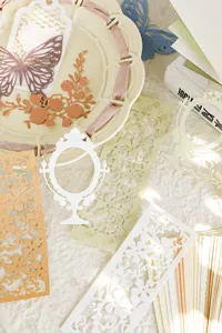 Detailaufnahme von Retro gepressten DIY Scrapbooking Spitzendekor und Hintergrundpapier.