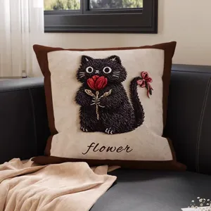 Dettaglio del cuscino con gatto nero ricamato in stile retrò e fodera morbida di alta qualità.