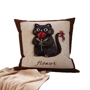 Cuscino retro gatto nero con ricamo floreale carino per divano e camera da letto.