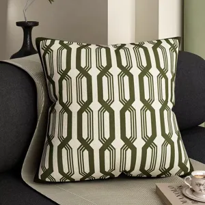 Detalle de cojín geométrico verde, almohada decorativa retro elegante para el sofá.