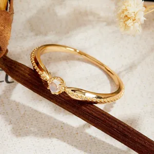 Eleganter vergoldeter Ring mit leuchtendem natürlichem Mondstein und Perlenrand-Detail.