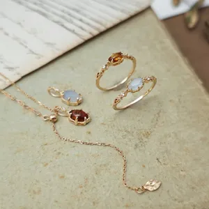 Detailansicht von elegantem vergoldetem S925-Sterlingsilberschmuck mit Vintage-Textur.