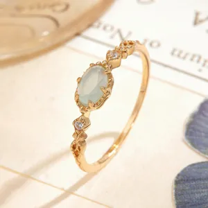 Close-up detail of vintage s925 silver ring featuring a natural oval chalcedony stone