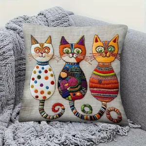Vista detallada del cojín decorativo bordado con gatos creativos, acogedor diseño.