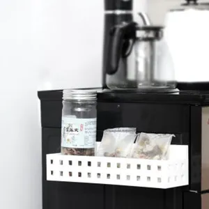 Detailaufnahme einer weißen Plastik-Aufbewahrungsbox am Kühlschrank mit Gläsern.
