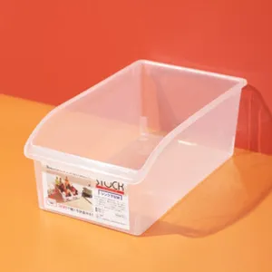 Transparente Kunststoff-Küchenaufbewahrungsbox im Detail mit schräger Front und Produktetikett.