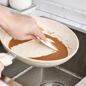 Raschietto da cucina in silicone bianco per rimuovere macchie di olio dalle padelle