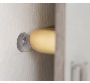 Nahaufnahme von transparentem Silikon-Antikollisionspuffer auf der Wand.