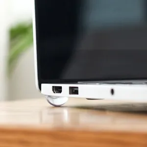 Transparente Silikon-Anti-Rutsch-Pads als Laptop-Kühlfüße auf einem Holztisch verwendet
