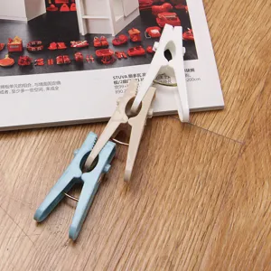 Japanische winddichte Wäscheklammern aus Kunststoff in Blau, Weiß und Beige Tönen.