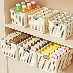 Gedetailleerd zicht op crèmekleurige plastic manden voor voorraadkast en snackorganisatie.
