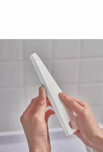 Detailansicht der flexiblen Gummikante eines weißen Mehrzweck-Reinigungsschabers