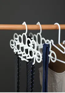 Multifunctionele witte stropdashouder voor sjaals en riemen met een minimalistisch design