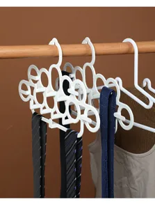 Detail van de multi-ring structuur van de witte plastic das- en riemhanger