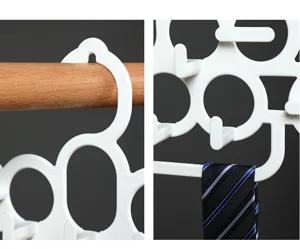Close-up detail van witte multifunctionele stropdas- en sjaalhanger met ringhaken