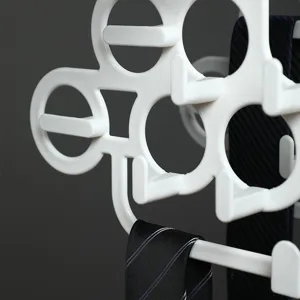Japanse creatieve witte plastic multifunctionele stropdas- en sjaalhouder voor kastorganisatie