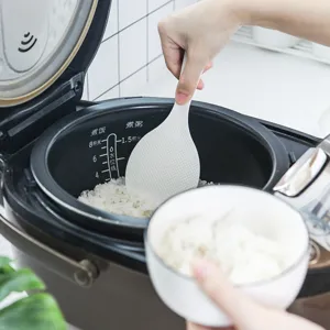 Minimalistischer japanischer Reislöffel stehend und antihaftbeschichtet in Gebrauch