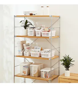 Weiße Aufbewahrungskörbe aus Kunststoff auf einem Holzregal für die Küchenvorratskammer.