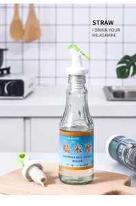 Dettaglio del beccuccio versatore bianco e verde per bottiglie di olio e aceto