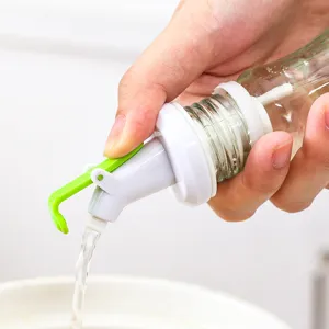 Beccuccio dosatore ergonomico per bottiglie di olio e aceto con leva verde cucina