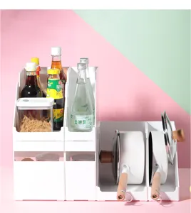 Vue détaillée de boîtes de rangement de cuisine blanches pour bouteilles et casseroles