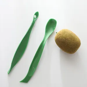 Professional green plastic kiwi and longan peeler tool set of 2 pieces for home kitchen use.