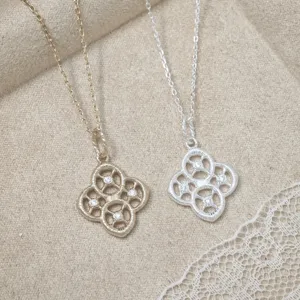 Vue détaillée de pendentifs fleurs vintage en argent S925, finitions or et argent