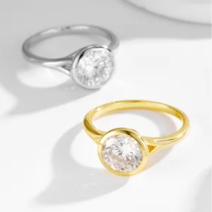 Nahaufnahme von S925 Silberringen mit Zargenfassung und brillanten runden Zirkonia.
