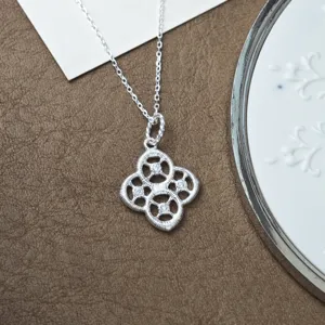 Exquis collier vintage en argent S925 avec pendentif fleur de dentelle à quatre feuilles