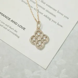 Gros plan du pendentif en argent S925 plaqué or avec motif de fleur en dentelle