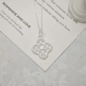 Vue détaillée du pendentif trèfle en dentelle d'argent sterling S925 vintage et chic.