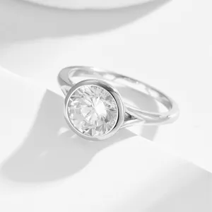 Detailansicht eines S925 Silberrings mit Zargenfassung und rundem hochkarätigem Diamanten