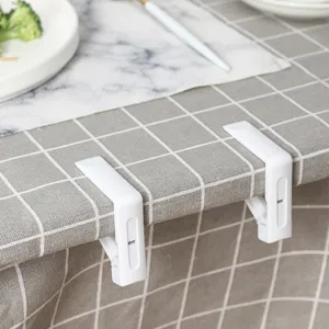 Set di quattro fermatovaglia in plastica bianca resistente per un fissaggio antiscivolo