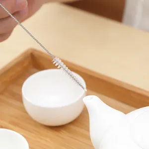 Petite brosse de nettoyage pour bec de théière et fentes étroites de bouilloire
