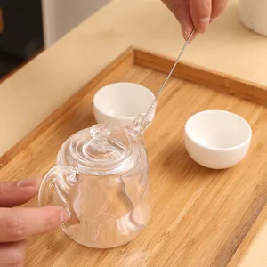 Petite brosse de nettoyage à long manche pour les becs de théière et les fentes
