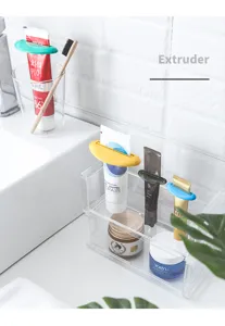 Manuelle Zahnpastapressen-Clips in einem klaren Badezimmer-Aufbewahrungsbehälter