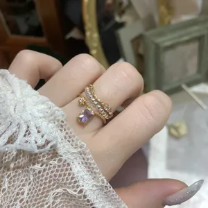 Λεπτομερής κοντινή λήψη στοιβαζόμενων δαχτυλιδιών S925 με μωβ πολύτιμο λίθο