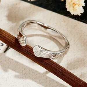 Nahaufnahme eines 925er Sterlingsilber-Rings mit eleganten wellenförmigen Gravuren.