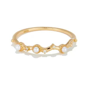 Eleganter vergoldeter Ring aus 925er Silber mit Perlen und funkelnden Zirkonsteinen