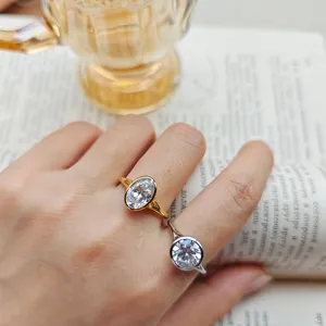 Detailansicht von zwei Zargenfassung-Ringen mit Kohlenstoff-Diamanten in Gold und Silber