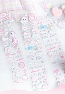 Primo piano di simpatici adesivi decorativi DIY pastello e nastri fustellati per diari.