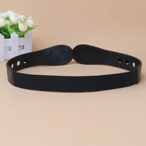 Dettagli della cintura elastica nera da donna, con fascia elastica larga e estremità.