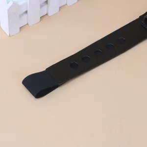 Vista dettagliata della cintura in pelle nera con fori e fascia elastica per ogni look.