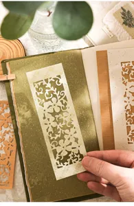 Nahaufnahme von Retro hohlem geprägtem Tagebuchpapier für DIY Handwerk und Dekoration.