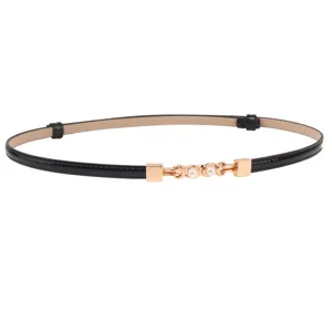 Slanke zwarte lederen damesriem met gouden metalen gesp en parelontwerp voor jurken.